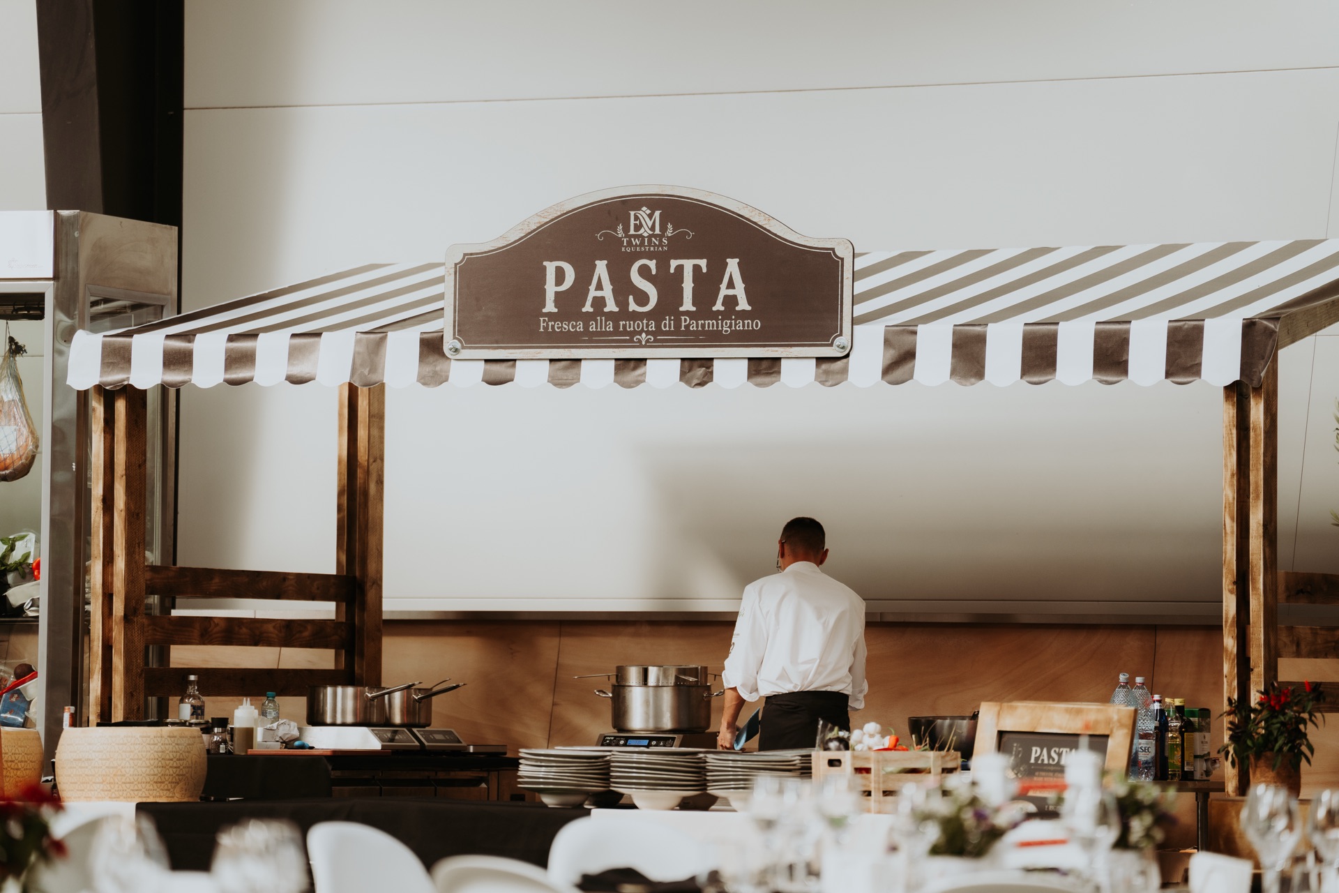 Stand Porchetta personalizat cu design premium pentru evenimente gastronomice